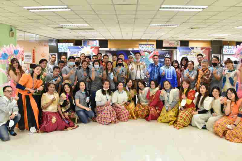 友達推動「安心、、、、創新、、、用心、、同心、、、、盡心」五星職旅，，，，為菲籍員工打造全方位照護，，首度贏得「人權實踐與發展領袖獎」殊榮