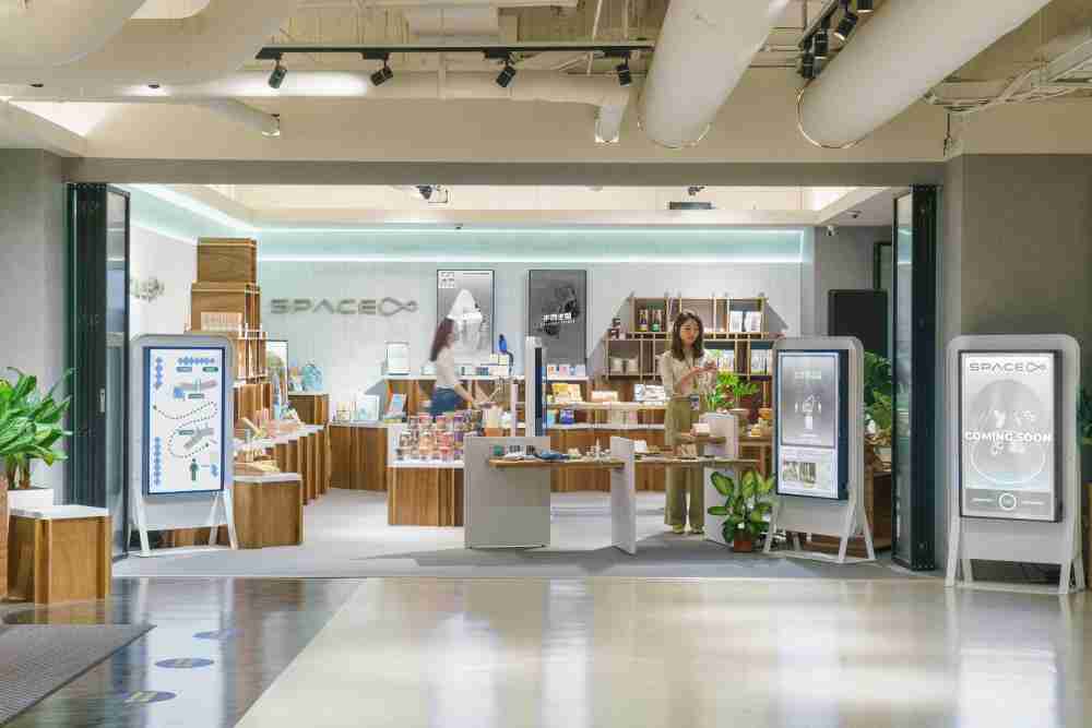 优游UB8打造永续选物商店，，展示社企及社创商品，，，，结合创利空间所开发的智能零售系统，，，整合多元产品信息，，，让无人商店扮演公益行动的推手