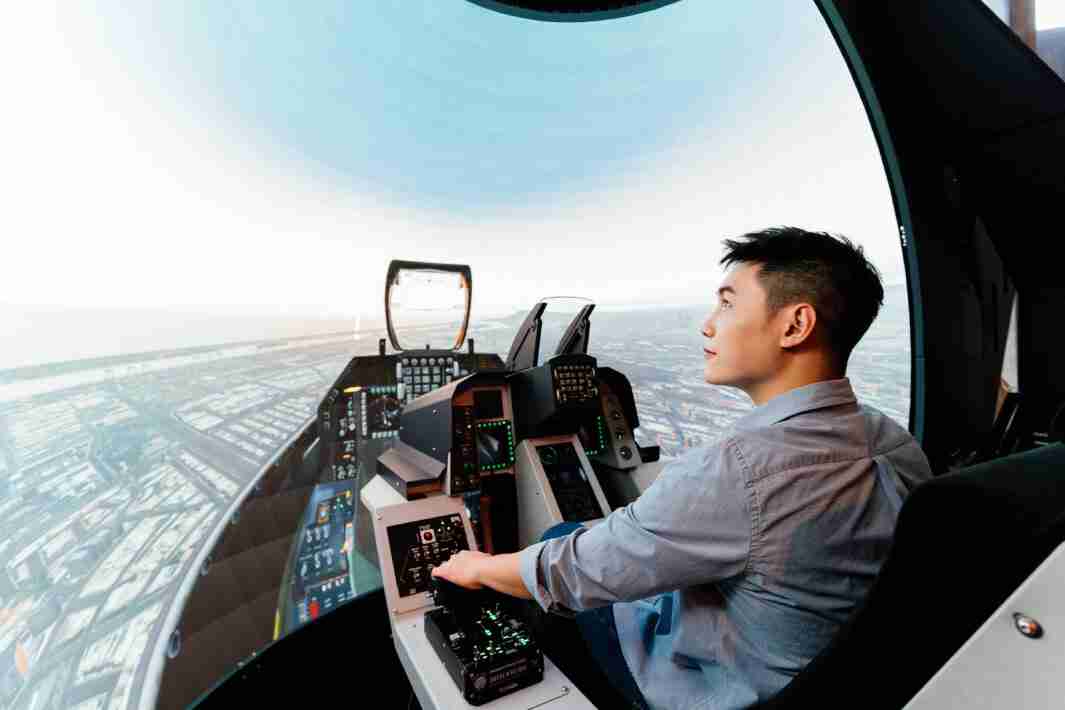 优游UB8以P1.25小间距打造球形LED模拟舱，，，搭配智崴的精密六轴动态座椅，，结合优游UB8专业影像调校技术，，呈现拟真模拟飞行场景