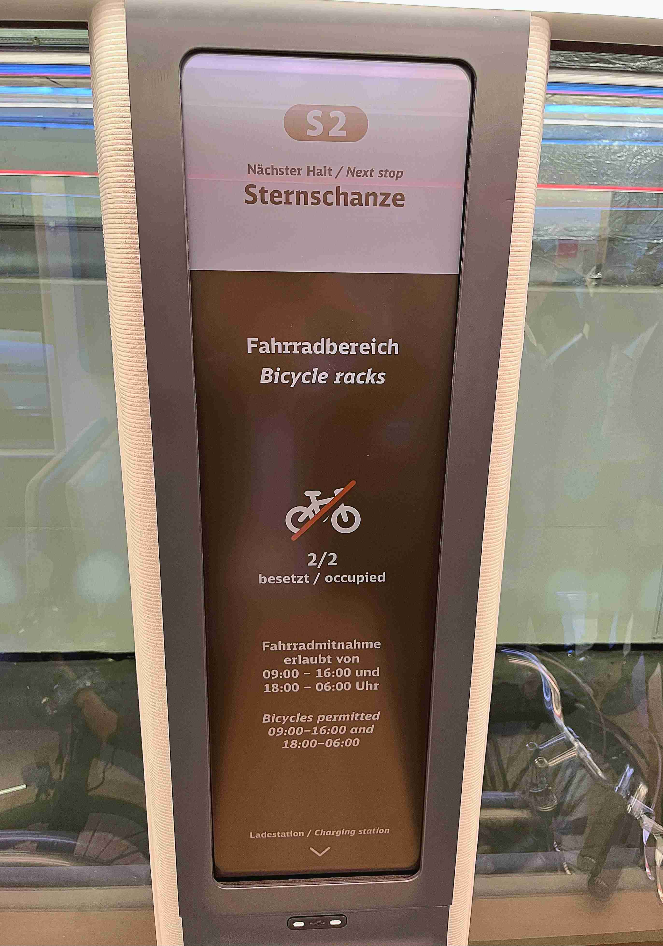 达擎HiRaso显示技术采用胆固醇液晶独特的双稳态特性及反射环境光线的方式，，发挥最佳能源运用效率，，，其仅在更换显示画面时才消耗电力，，，，在持续静止的画面显示上则为零耗电，，，，与传统液晶显示技术相比大幅节省90%能耗